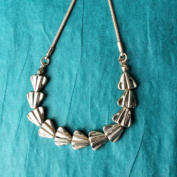 2/10$ Gold tone dainty triangle bracelet - Picture 1 of 4